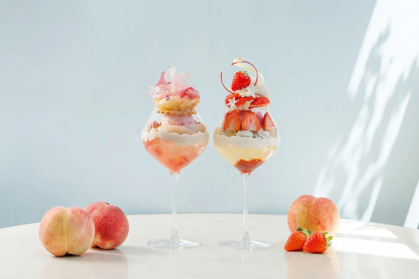 “夏いちご＆桃”たっぷりの贅沢パフェが登場！新宿・サロン ベイクアンドティーで_1638290