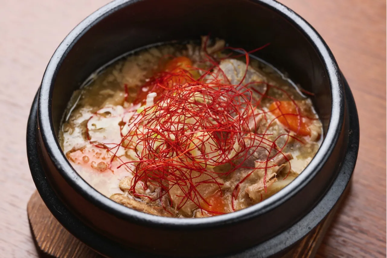 ▲「温泉水で作る牛モツ煮込」