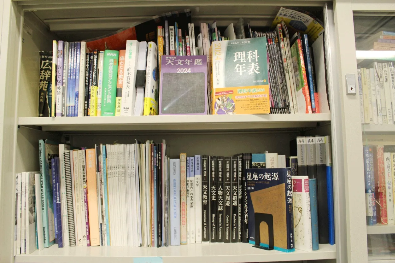 ▲執務室の本棚には、天文に関する学術書がギッシリ