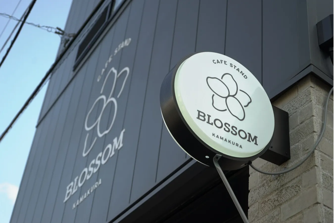 ▲お店のロゴは日本らしい米粒を花びらに見立てた桜のデザイン。9席という小さなカフェスタンドながら、厨房を備えていて作り立ての商品を提供している