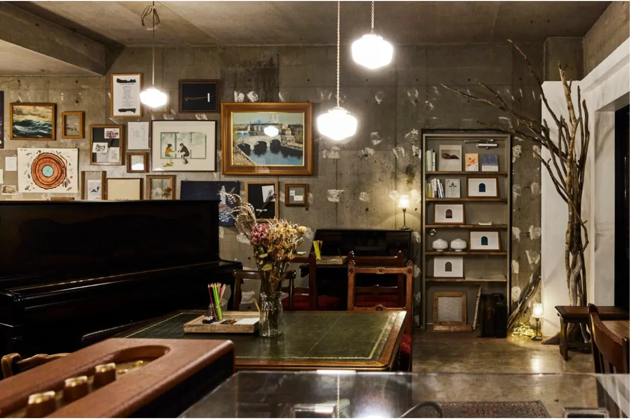 ▲自由丁オーナー小山と店長山本がセレクトした1900年初期のアンティーク家具を中心とした客席。