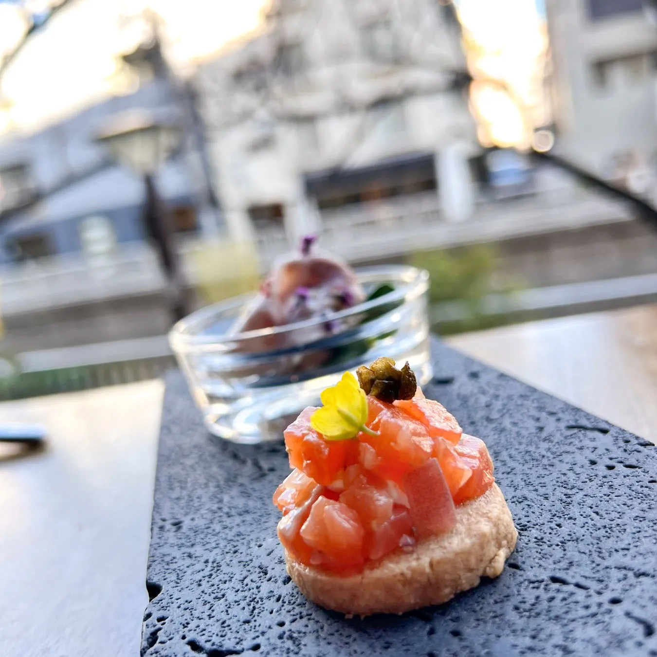 ▲「プレミアムヤシオマスのサブレサレ　栃木夢ポークの自家製ジャンボンブラン」（コース料理一例）