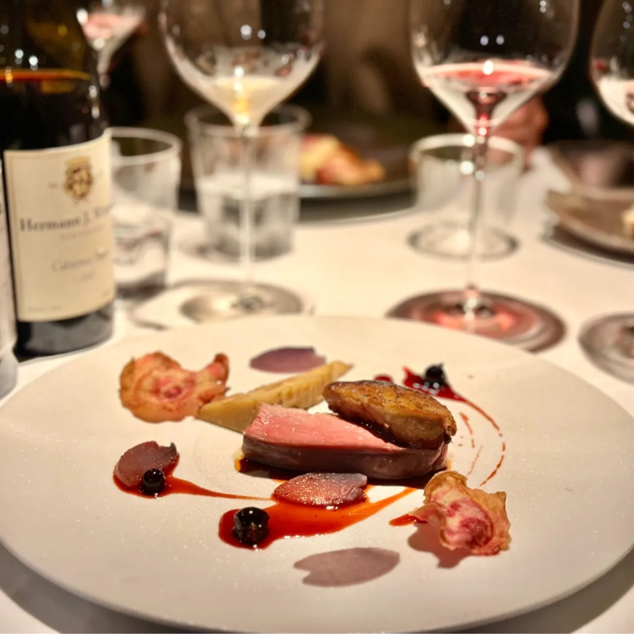 ▲「近江鴨のロースト　北海道無農薬ベリーのソース」（コース料理一例）