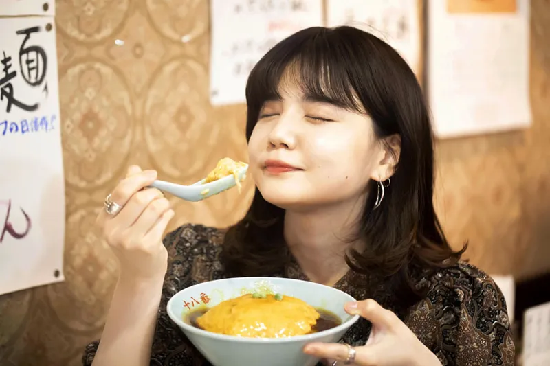 「町中華は私の“胃袋の実家”」。モデル・村田倫子と訪れる「十八番」（浅草） 