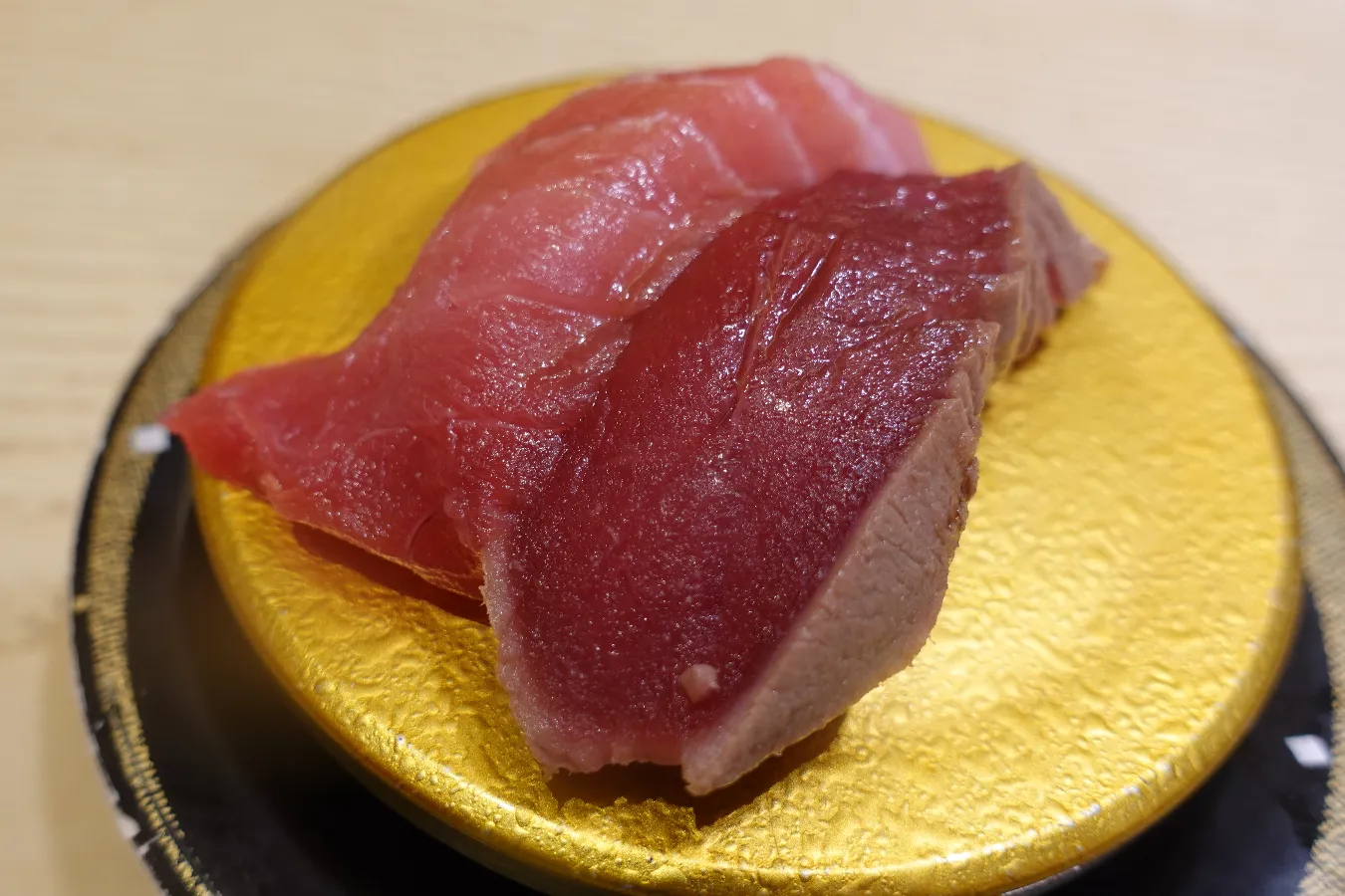 ▲左：中トロ、右：マグロの赤身の漬け