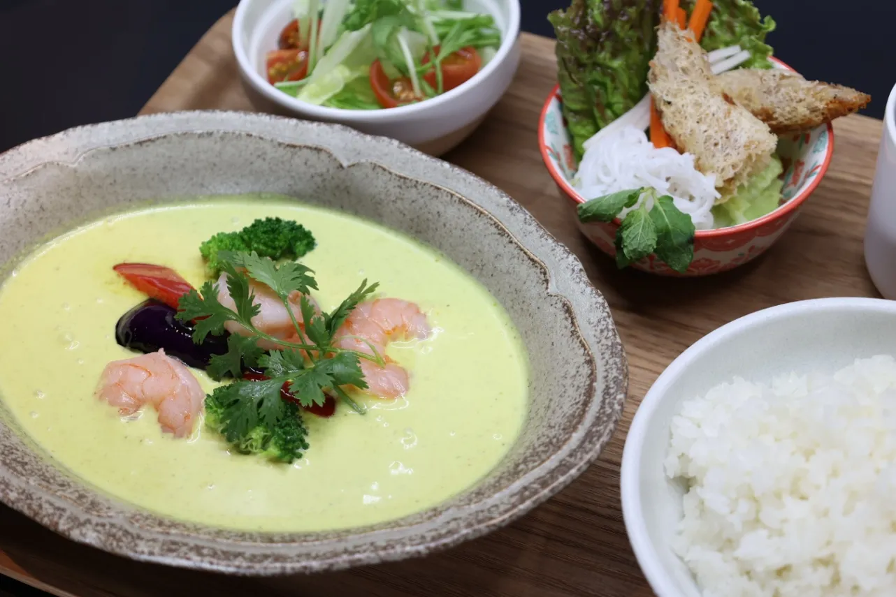 ▲「グリーンカレー」（1,880円）※揚げ春巻き・スープ・ミニサラダ・ソフトドリンク付