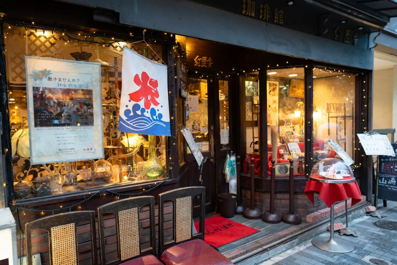 ▲2024年夏に撮影。外はまだ暑く、店先にはかき氷の旗も出ていた