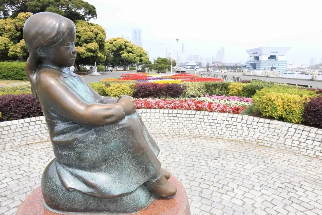 ▲赤い靴はいてた女の子像