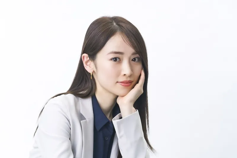 泉里香さんのおでかけスタイルとは？ドラマ『高嶺のハナさん』の撮影裏話もインタビュー！