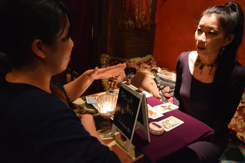 運命の相手を探しに、 新宿ゴールデン街の怪しげなバーで 「占い女子会」してきた！