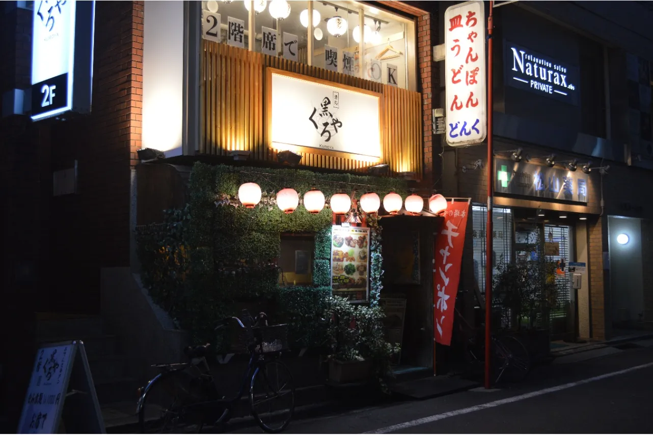 ▲どんくの外観。2階が目立ちますが別のお店なので間違って入らないようご注意を