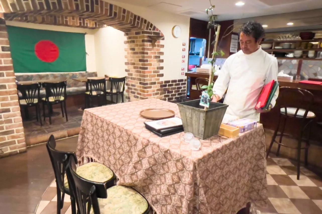 ▲店内にはバングラデシュの国旗が。グリーンに日の丸がある、日本と似ている国旗です