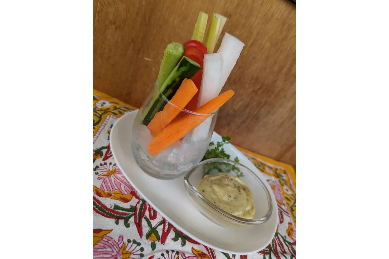▲「アジアン野菜スティック」（2人前700円）。マヨネーズに見えるのはロイさんオリジナルの「グリーンカレーペーストソース」！