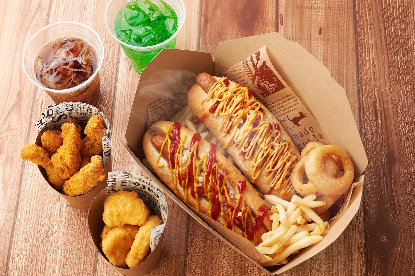 ▲ホットドッグ、スクエアピザ、フライドポテト、オニオンリングなどのフード類やドリンクを販売。テイクアウトもOK（一例）