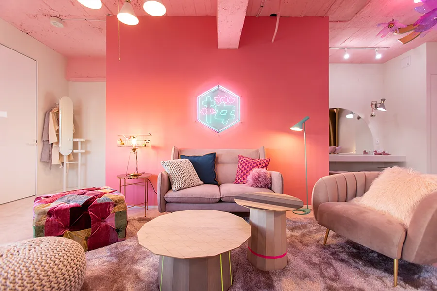 見渡す限り全面ピンク！桜の部屋は“かわいい”が詰まってる！原宿のど真ん中でお泊り女子会♪