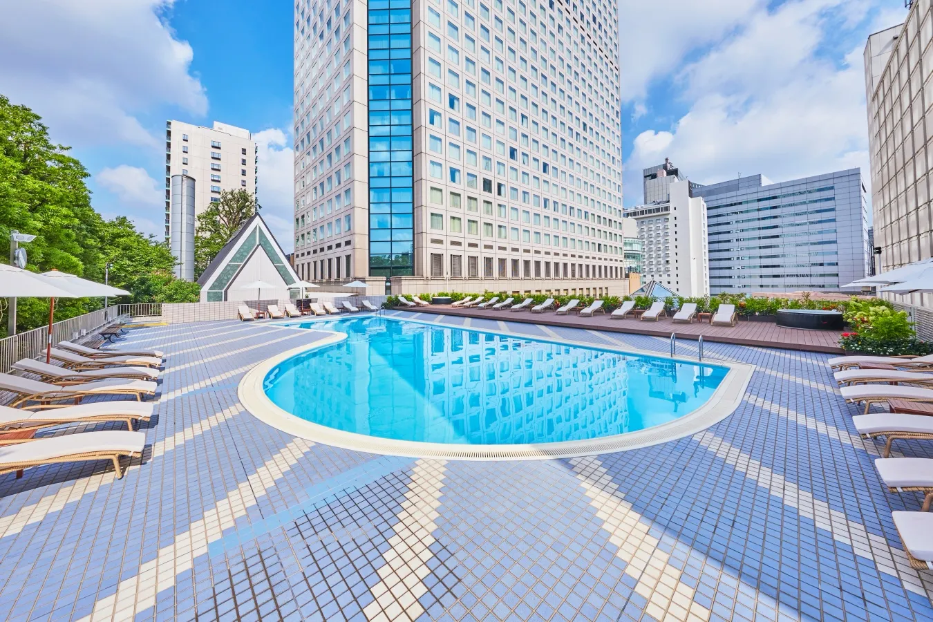 ▲建物の合間から広がる青空で夏を感じるデイプール