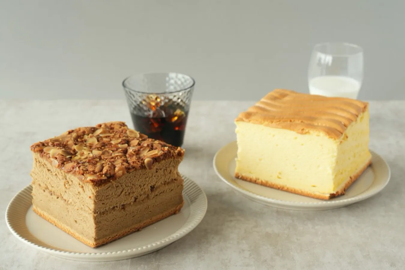 ▲「コーヒーカステラ」（左/1,380円）と「プレーンカステラ」（右/1,080円）