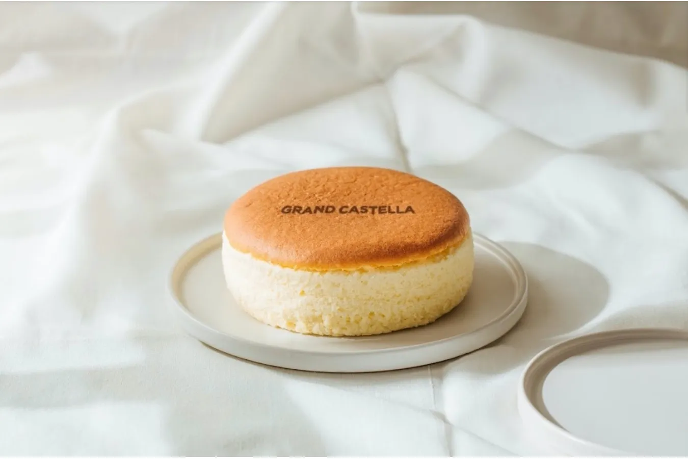 ▲口の中でふわっと溶ける「スフレチーズケーキ」（1,080円）。海外では”天使の羽”に例えられるほど