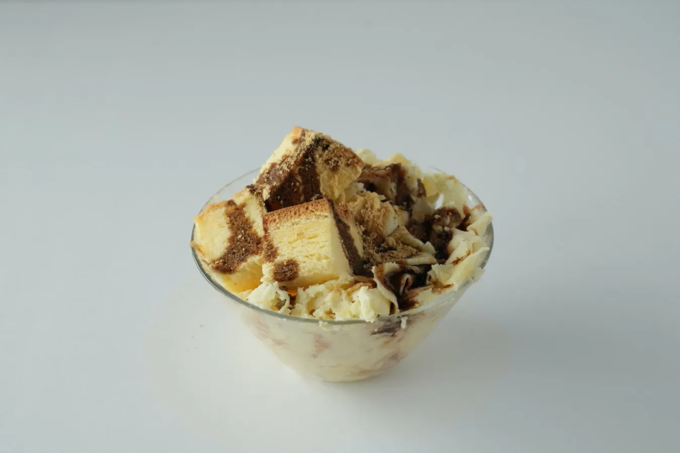 ▲黒蜜ときな粉をトッピングした「カステラかき氷」（650円）