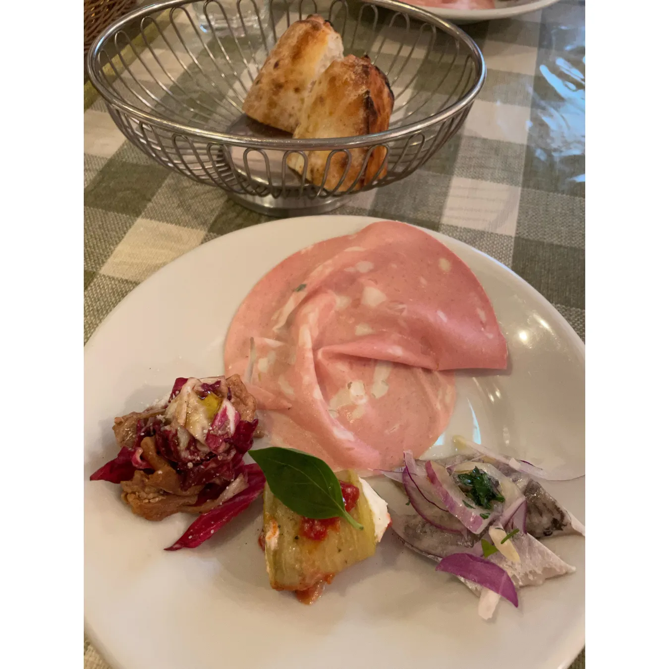 ▲ランチセットの前菜盛り合わせとパン