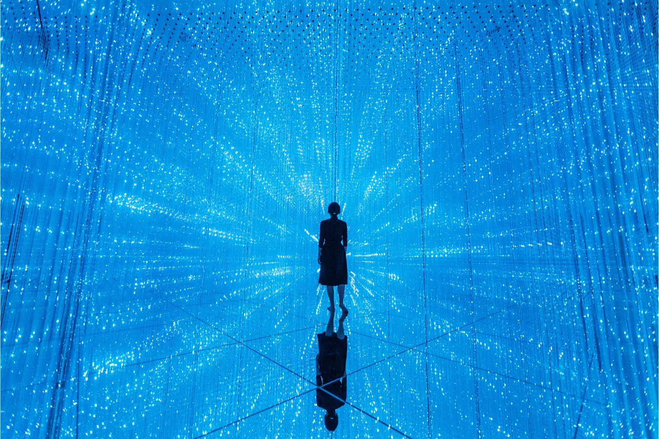 ▲チームラボ《The Infinite Crystal Universe》©チームラボ
