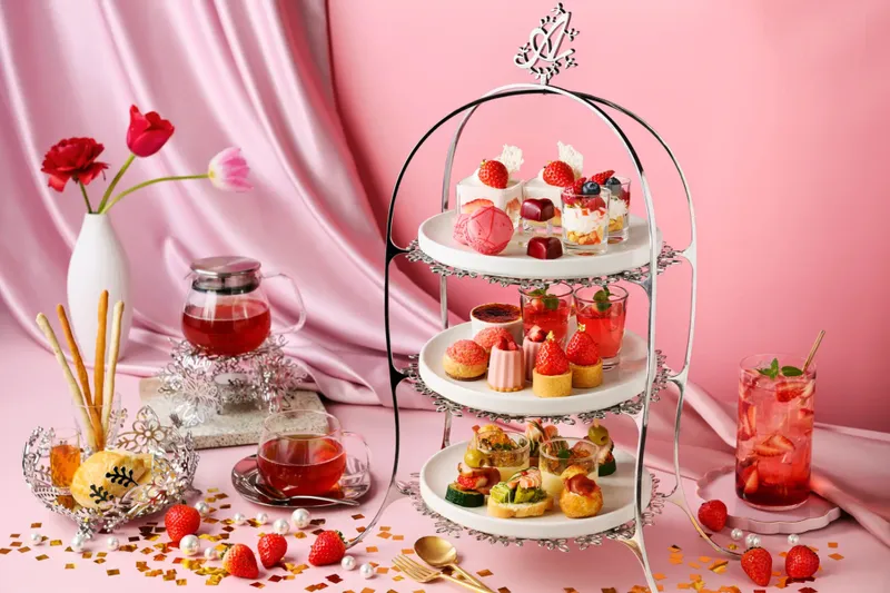 “赤＆ピンク”テーマのストロベリーアフタヌーンティー！「アニヴェルセルカフェ 表参道」から