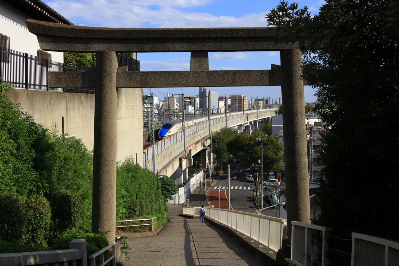 ▲鳥居越しに見える線路
