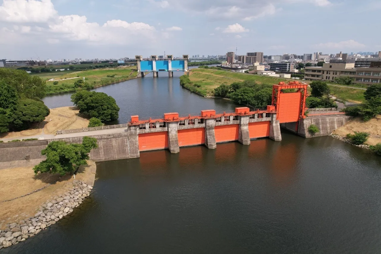 ▲手前が「旧岩淵水門」。奥に見えるのが「岩淵水門（青水門）」