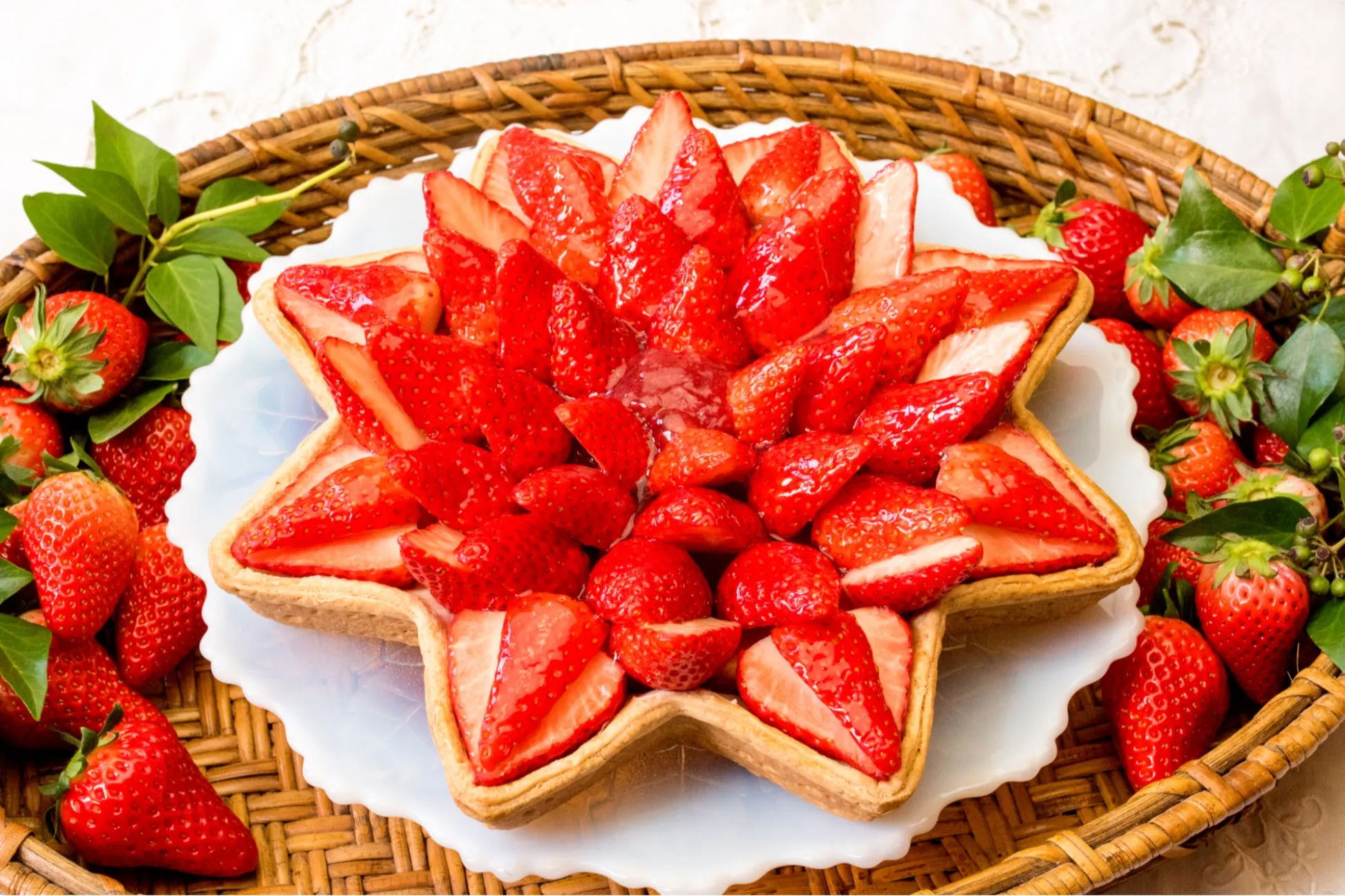 キル フェ ボン】“旬のいちごや洋梨”を使った冬限定タルトが登場