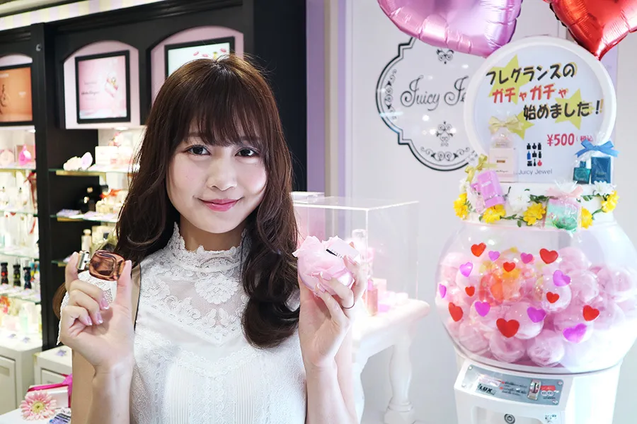 （PR）【新宿OL必見】人気香水のミニボトルが手に入る「ガチャガチャ」も！プチご褒美で仕事帰りをHAPPYに♪