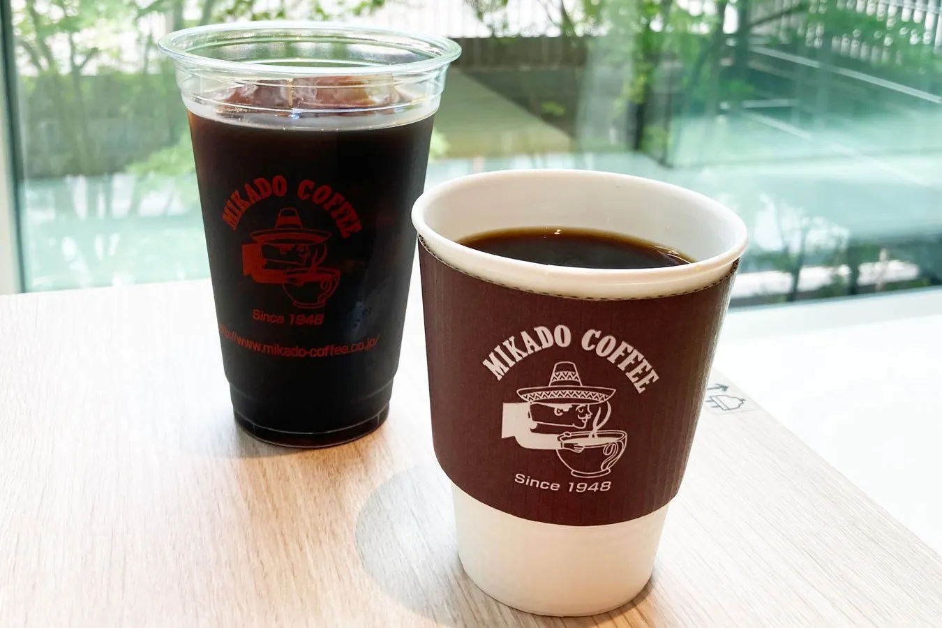 ▲「アイスコーヒー」(写真左 Mサイズ390円)「ブレンドコーヒー」(写真右 Mサイズ370円)