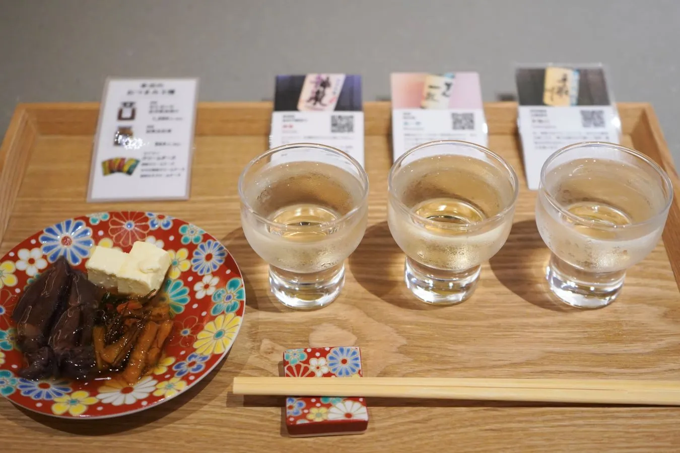 ▲日本酒3種は、「神泉」(東酒造)、「先一杯」(菊姫)、「手取川」(吉田酒造)。
おつまみ3種は、「ほたるいか金沢醤油漬け」(潮屋)、「加賀五彩漬」(潮屋)、「酒粕クリームチーズ」(カナカン)。※6月取材時