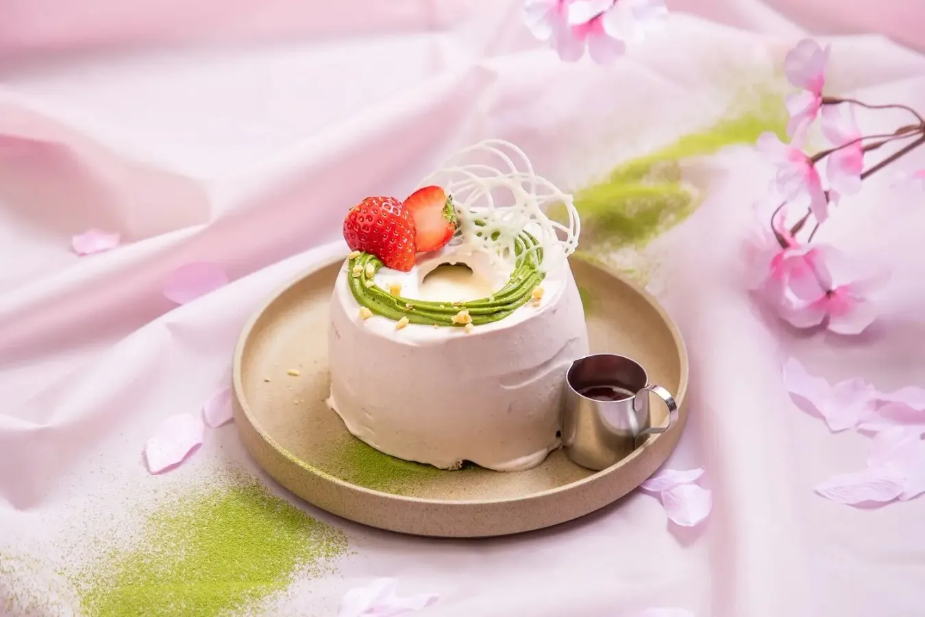 ▲「とろけるチーズクリームの贅沢シフォンケーキ～濃厚抹茶といちご～」