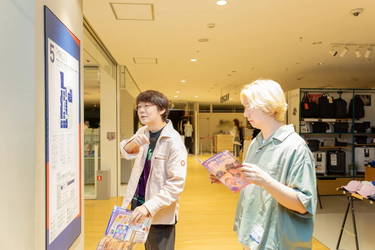 ▲マップを頼りに次の謎を探す二人。