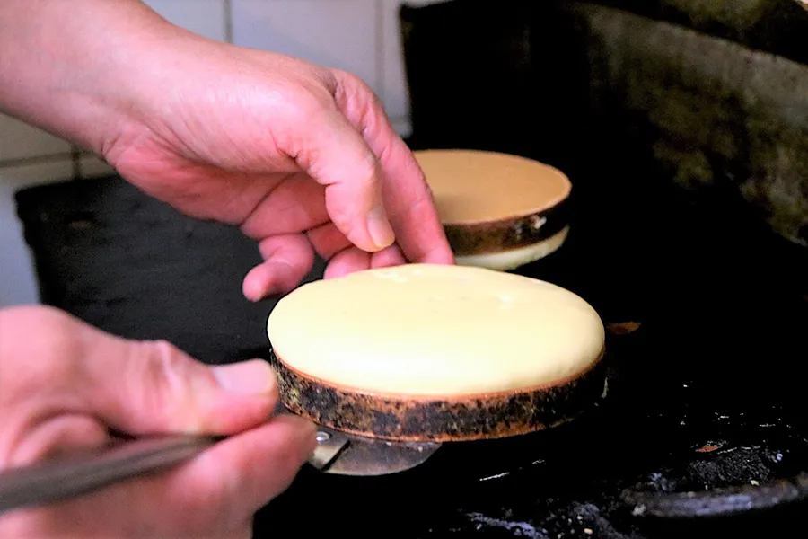 銅版で焼く極厚ホットケーキが話題！錦糸町のレトロ喫茶「ニット」へ