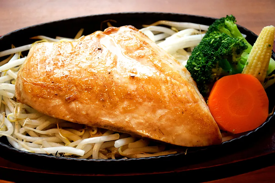 話題の鶏ムネ肉ステーキならわずか220kcal！？超ヘルシーメニューが揃う「筋肉食堂」は正月太り解消の強い味方だ！