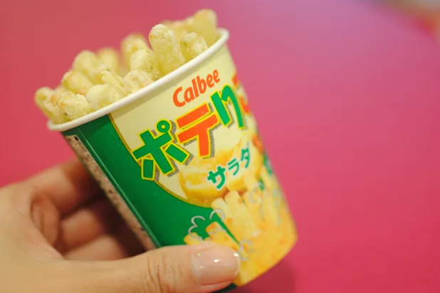 揚げたてポテチ、じゃがりこならぬ“ポテりこ”も！デートにもオススメの「カルビープラス」東京駅店が楽しすぎ！