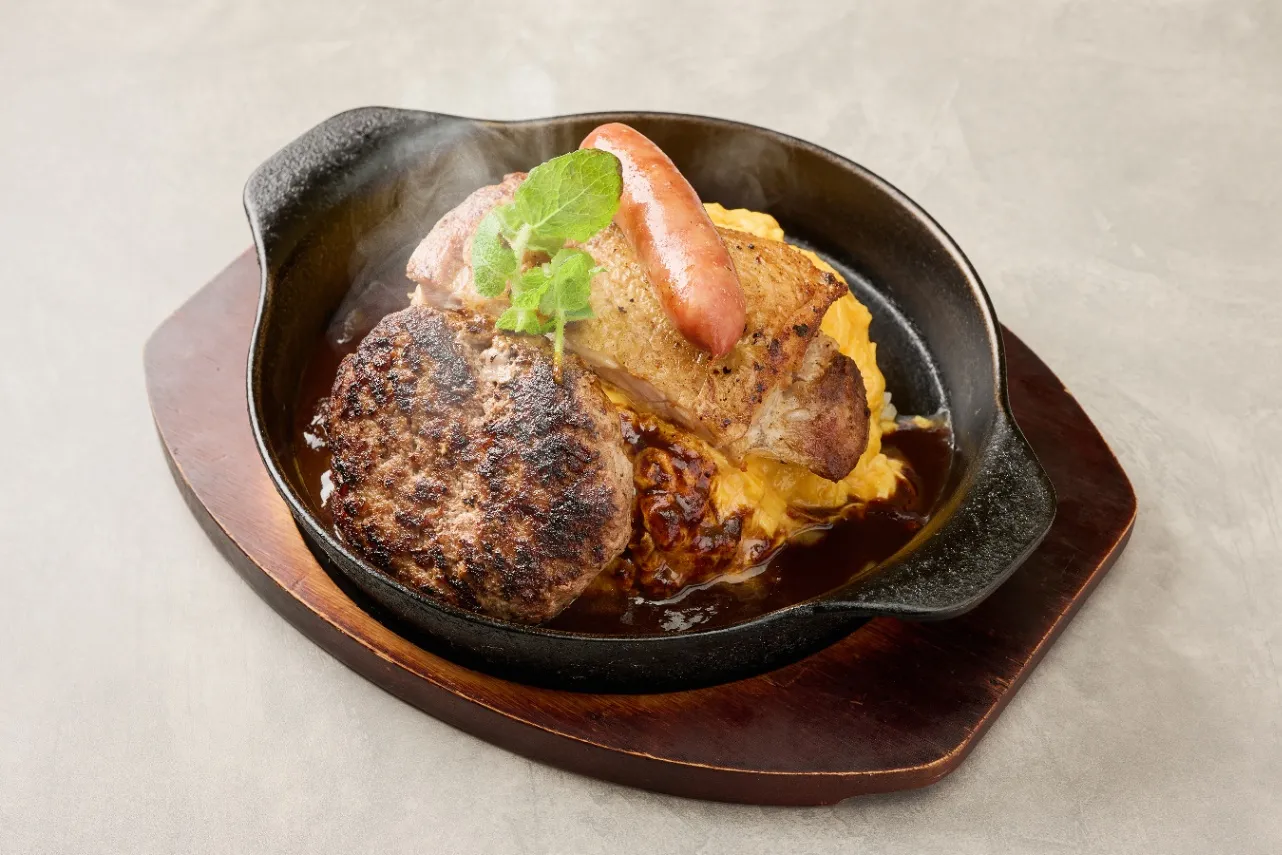 ▲「肉盛りオムライス チキンステーキ＆ソーセージ＆ハンバーグ」