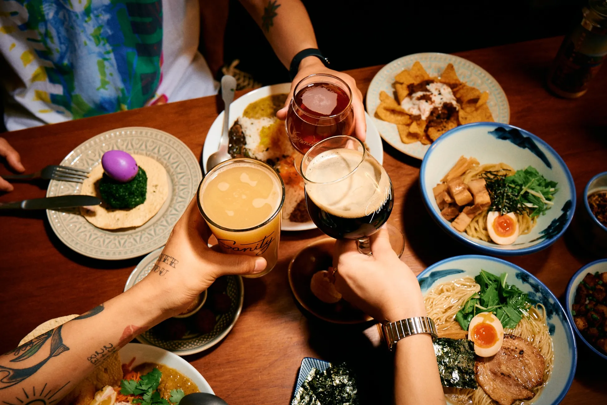 ラーメン×カレー×ビール”を楽しめるフードホール「スーパー ロー