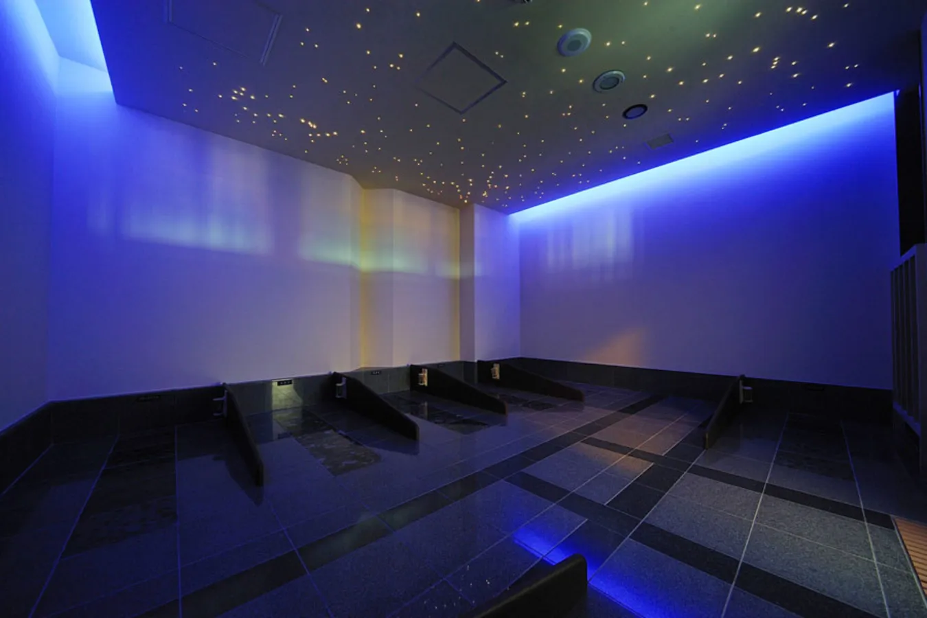▲岩盤浴の一つ、流星房「碧」（写真提供：万葉倶楽部株式会社｝