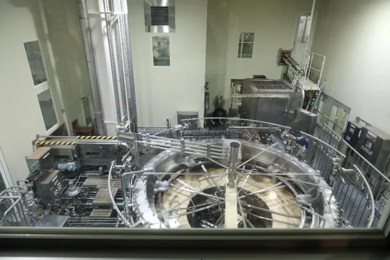 ▲缶蓋巻き閉め機