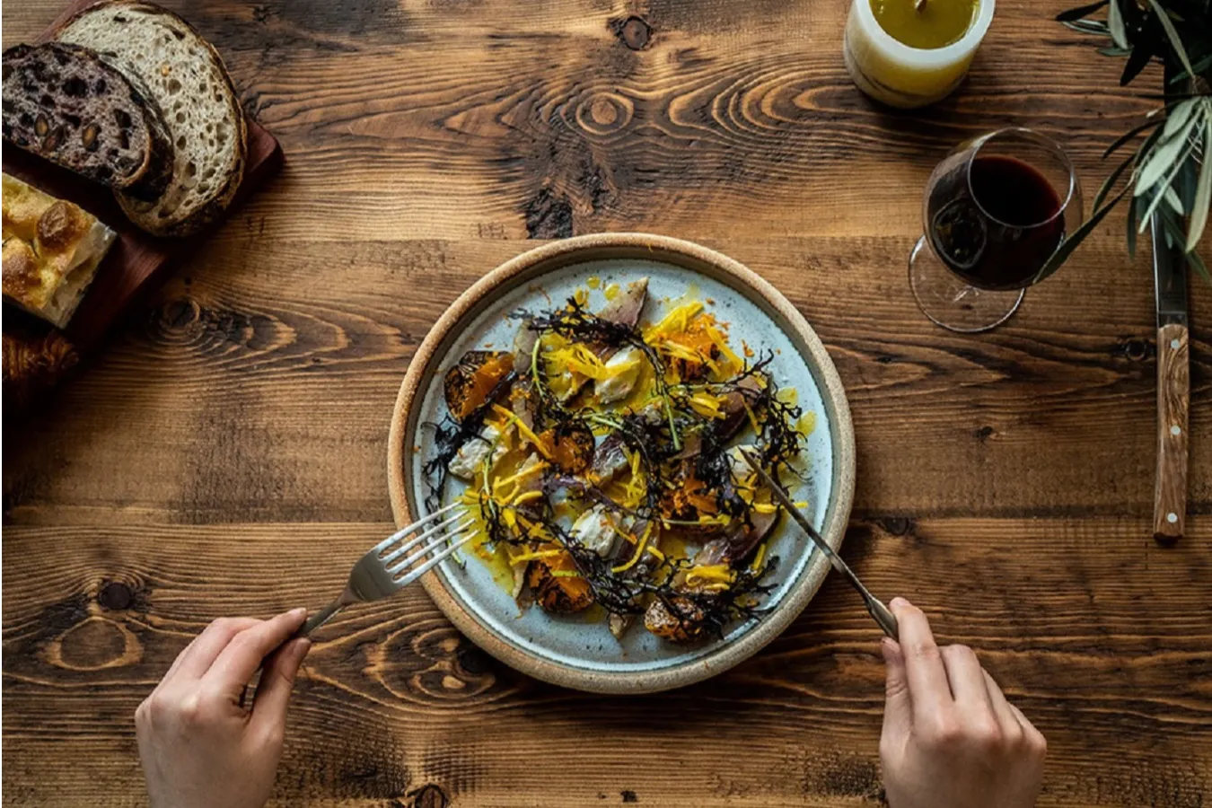 ▲ビストロ「yen」のメニュー「鯖の燻製 焼みかん ヨーグルト」