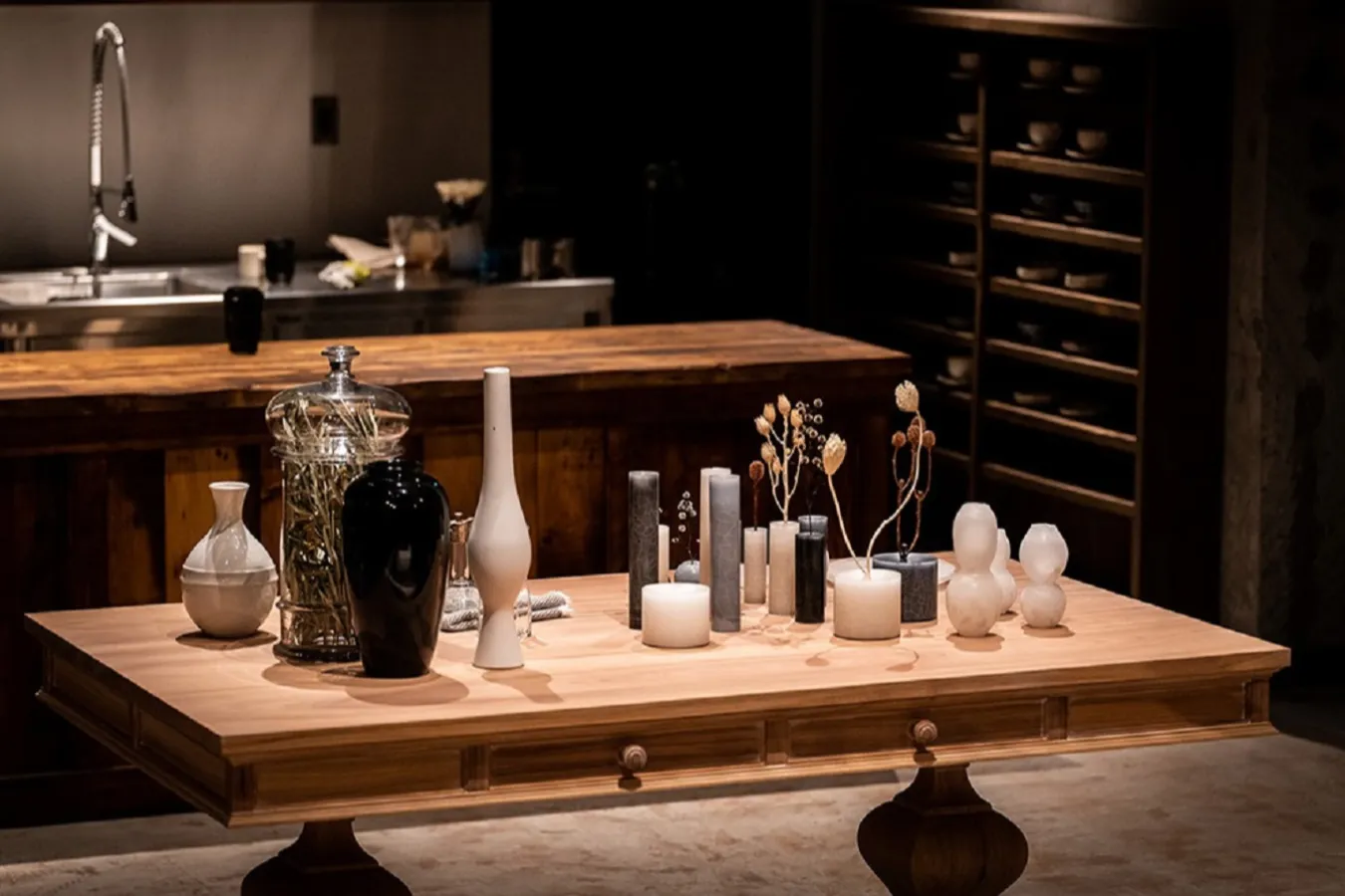 ▲コーヒーバー＆ショップ「coin」。ビストロとカフェで使用している食器、雑貨、家具のほとんどがこちらの商品