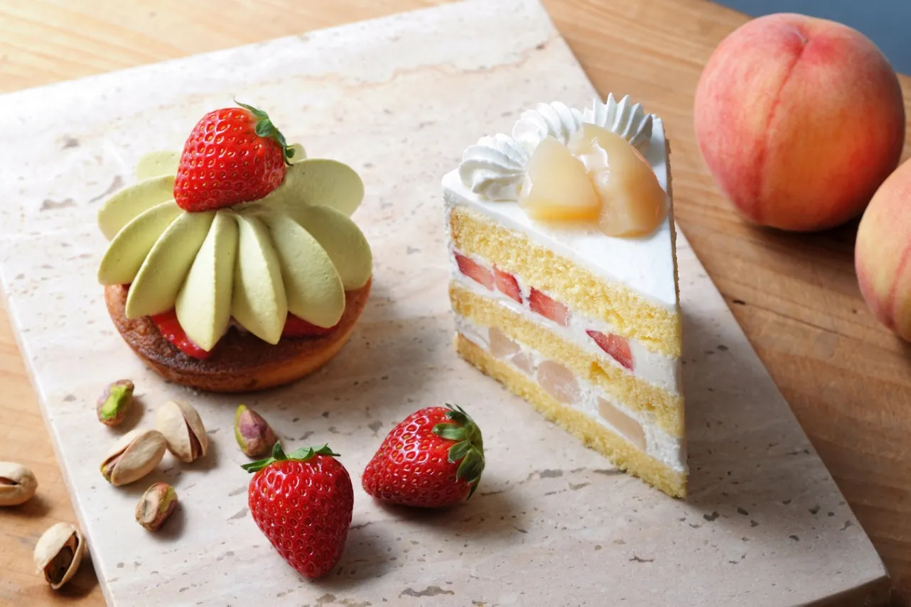 ▲左から「いちごとピスタチオのタルト」「白桃といちごのショートケーキ」