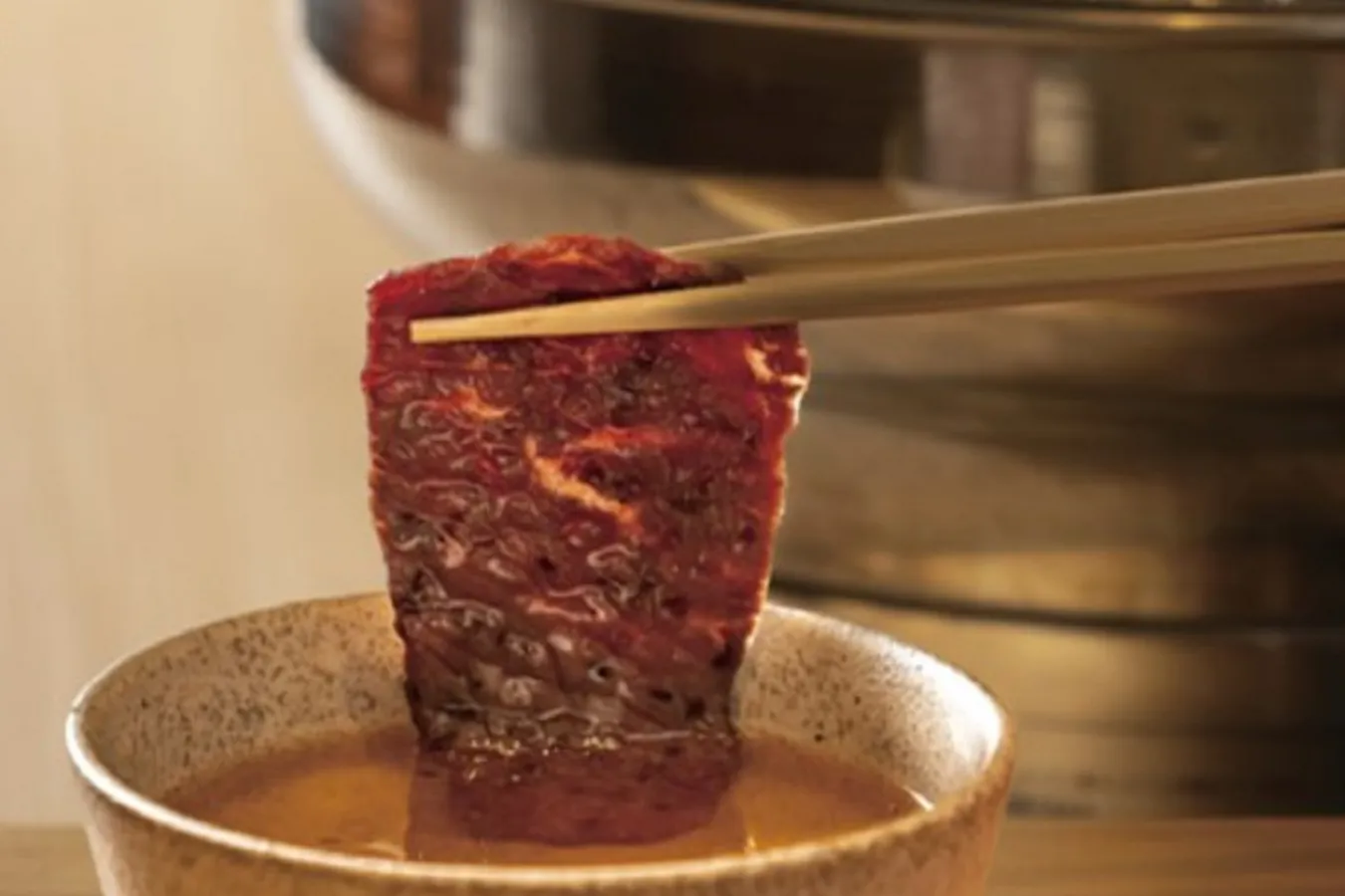 ▲焼いた肉をだしにくぐらせて食べるという、うどん屋ならではのスタイル