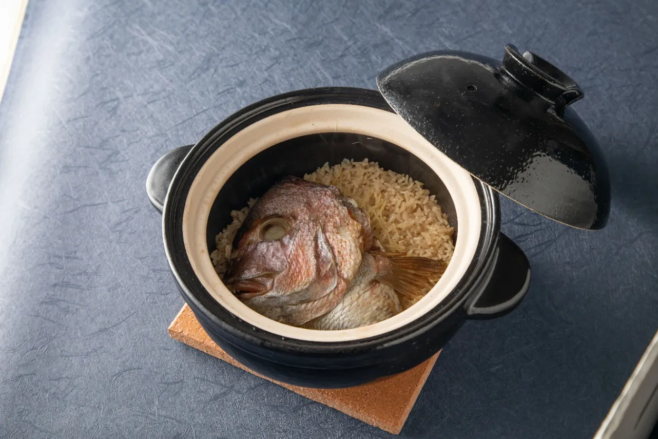 ▲「名物 真鯛土鍋御飯」