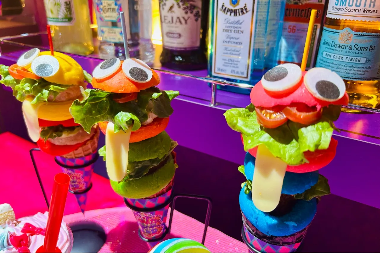 ▲「カラフルポップバーガー」の色は黄色、オレンジ、ピンクの全3種