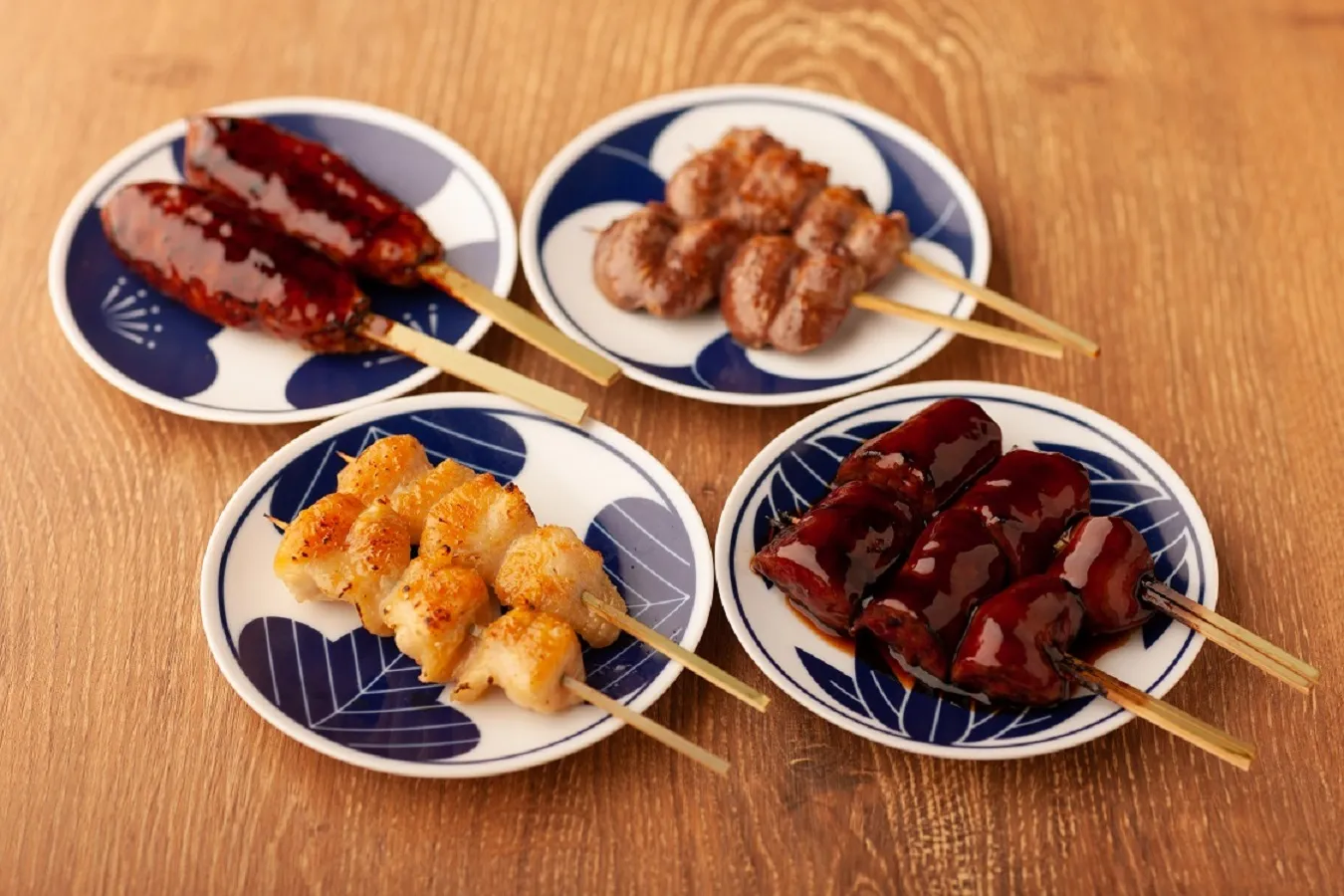 ▲「大山どり焼き鳥」各種。「生つくね」や「ふりそで」「レバー」など、各1本160円で味わえる　※写真は各2本盛り