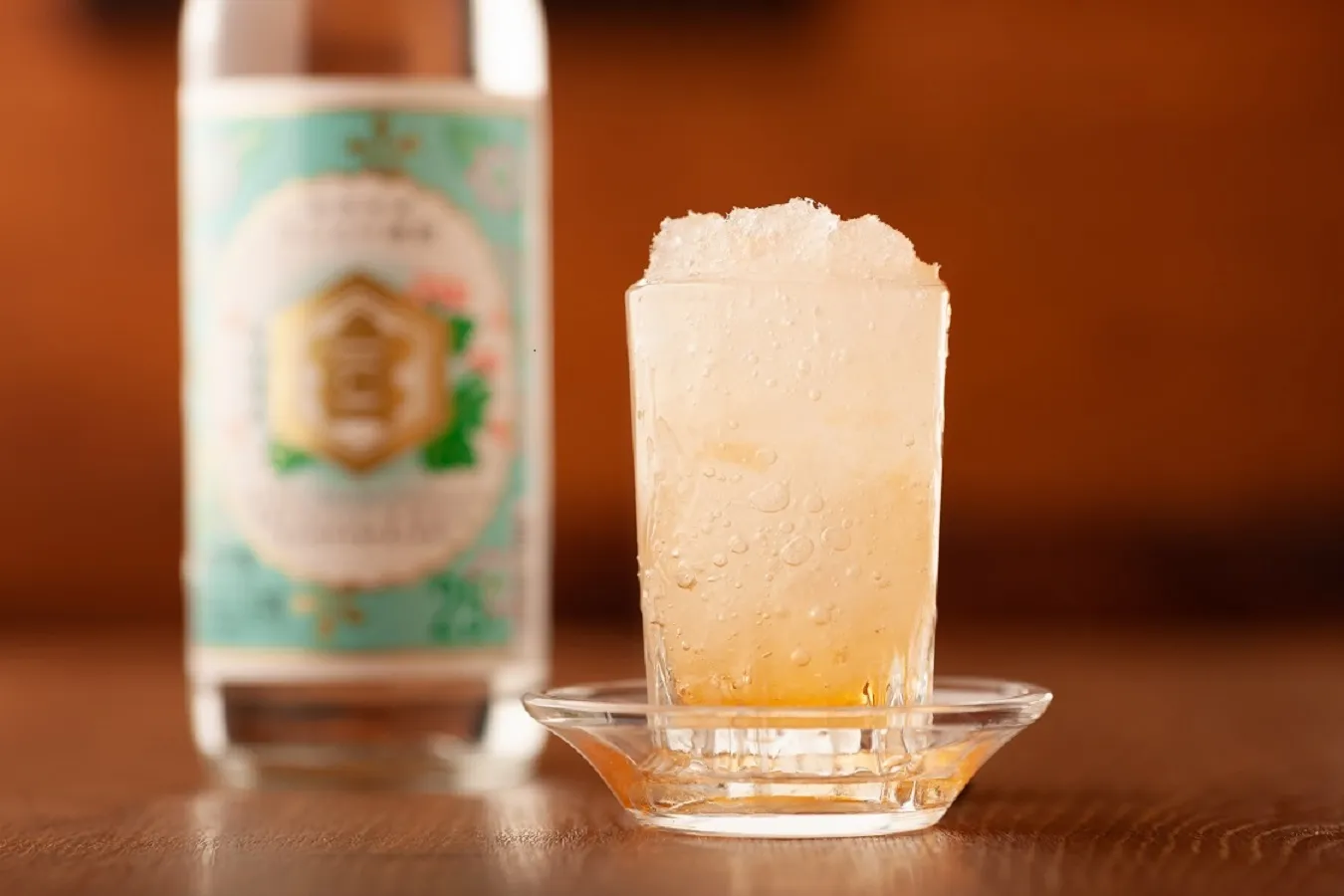 ▲シャリシャリ感を楽しむ「キンミヤ シャリキン 梅割り」（330円）。「シャリキン ナカ」は220円～で1人3杯まで