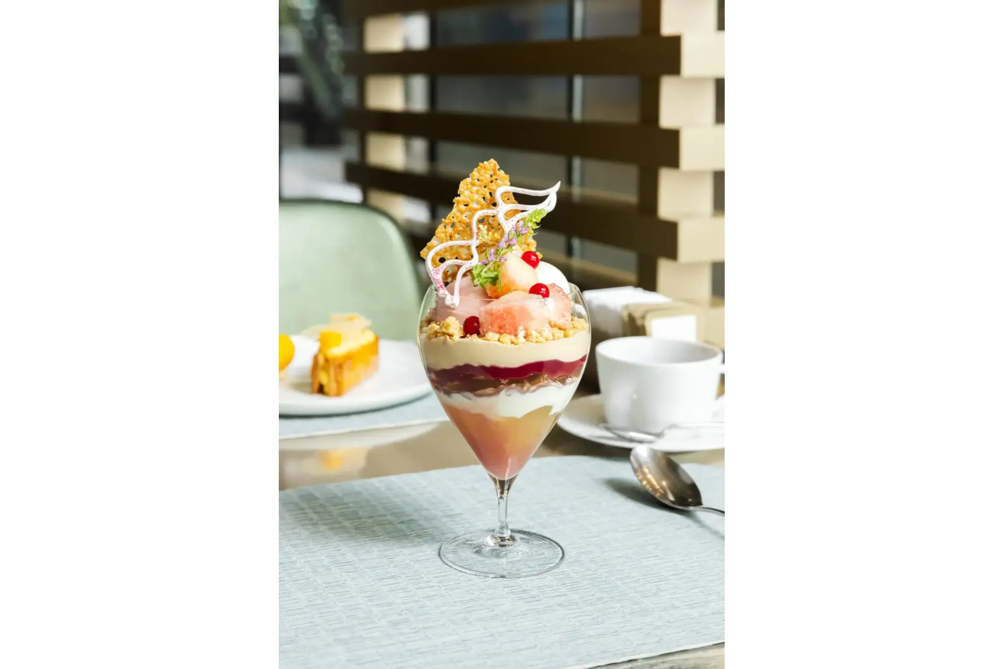 パフェ 白桃×フロマージュ”の8月限定パフェが登場！「アルマーニ / カフェ